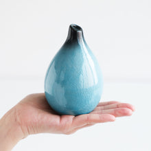 Laden Sie das Bild in den Galerie-Viewer, Minoyaki Keramik Ikebana Tropfenförmige Himmelblaue Vase
