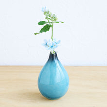 Laden Sie das Bild in den Galerie-Viewer, Minoyaki Keramik Ikebana Tropfenförmige Himmelblaue Vase