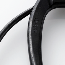 Laden Sie das Bild in den Galerie-Viewer, Close on the Koryu Scissors handle engraving