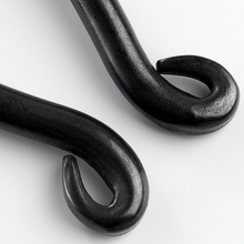 Laden Sie das Bild in den Galerie-Viewer, Close up on Ikenobo Scissors handles tips