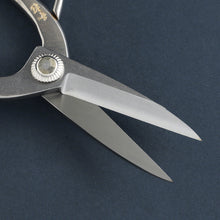 Laden Sie das Bild in den Galerie-Viewer, Stainless Yasugi Steel Traditional Bonsai Scissors 7"(180mm) - Wazakura Japan