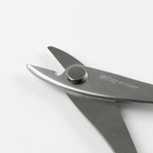 將圖片載入圖庫檢視器 Close up on the Wire Scissors blades