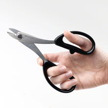 將圖片載入圖庫檢視器 Hand holding the Wire Scissors Cutter