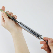 Laden Sie das Bild in den Galerie-Viewer, Ikebana Water Sprayer and Injection Pump 6.4"(162mm) - Wazakura Japan