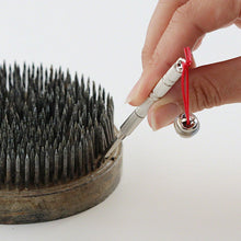Laden Sie das Bild in den Galerie-Viewer, 2-in-1 Kenzan Needle Cleaning and Straightener - Wazakura Japan