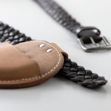 將圖片載入圖庫檢視器 Leather belt inserted in the leather holtser loop