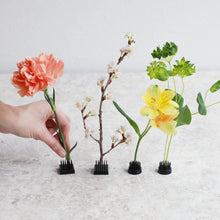 將圖片載入圖庫檢視器 hand decorating mini black kenzan with flowers
