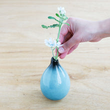 Laden Sie das Bild in den Galerie-Viewer, Minoyaki Keramik Ikebana Tropfenförmige Himmelblaue Vase
