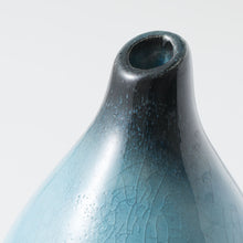 Laden Sie das Bild in den Galerie-Viewer, Minoyaki Keramik Ikebana Tropfenförmige Himmelblaue Vase
