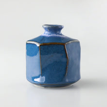 Laden Sie das Bild in den Galerie-Viewer, [Minoyaki Series] Small Ikebana Vase Hexagon Shaped Blue - Wazakura Japan
