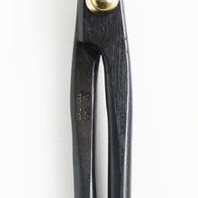 Load image into Gallery viewer, Close up on handle front's engraving
