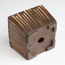 Laden Sie das Bild in den Galerie-Viewer, [ Tokoname Series ] Striped Square Bonsai Pot 4.1"(105mm) - Wazakura Japan
