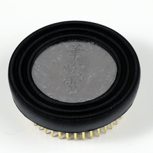 Laden Sie das Bild in den Galerie-Viewer, view of the back of the kenzan with rubber gasket on
