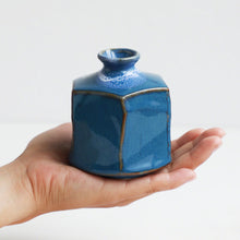 Laden Sie das Bild in den Galerie-Viewer, [Minoyaki Series] Small Ikebana Vase Hexagon Shaped Blue - Wazakura Japan
