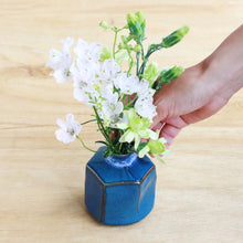 Laden Sie das Bild in den Galerie-Viewer, [Minoyaki Series] Small Ikebana Vase Hexagon Shaped Blue - Wazakura Japan
