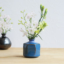 Laden Sie das Bild in den Galerie-Viewer, [Minoyaki Series] Small Ikebana Vase Hexagon Shaped Blue - Wazakura Japan
