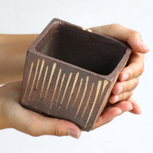 Laden Sie das Bild in den Galerie-Viewer, [ Tokoname Series ] Striped Square Bonsai Pot 4.1"(105mm) - Wazakura Japan
