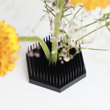 將圖片載入圖庫檢視器 [New] Hexagon Shaped Black Ikebana Kenzan - Wazakura Japan

