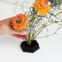 將圖片載入圖庫檢視器 [New] Hexagon Shaped Black Ikebana Kenzan - Wazakura Japan
