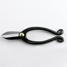 Laden Sie das Bild in den Galerie-Viewer, horizaontal view of the ikenobo Scissors
