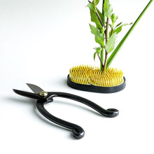 Laden Sie das Bild in den Galerie-Viewer, Ikenobo scissors with sun and moon kenzan

