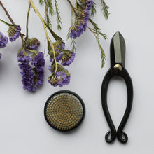 Laden Sie das Bild in den Galerie-Viewer, 2PCS Japanese Ikebana Essential Tool Set [ Ikenobo Scissors + Round Brass Kenzan] - Wazakura Japan

