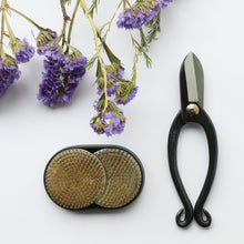 將圖片載入圖庫檢視器 2PCS Japanese Ikebana Essential Tool Set [ Ikenobo Scissors + Sun and Moon Kenzan] - Wazakura Japan
