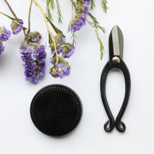 Laden Sie das Bild in den Galerie-Viewer, 2PCS Japanese Ikebana Essential Tool Set [ Ikenobo Scissors + Black Kenzan] - Wazakura Japan
