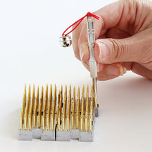 Laden Sie das Bild in den Galerie-Viewer, 2-in-1 Kenzan Needle Cleaning and Straightener - Wazakura Japan
