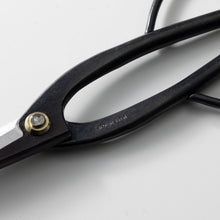 Laden Sie das Bild in den Galerie-Viewer, Close up on the engraving MadeIn Japan on the Ashinaga Scissors handle
