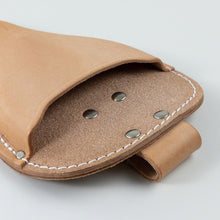 將圖片載入圖庫檢視器 close up on the pokect entry of the leather holster

