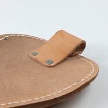 將圖片載入圖庫檢視器 Close up on the loop of the leather holster
