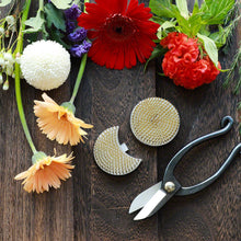 將圖片載入圖庫檢視器 2PCS Japanese Ikebana Essential Tool Set [ Ikenobo Scissors + Sun and Moon Kenzan] - Wazakura Japan
